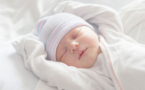 Uykulu Yenidoğan Bir Bebek Nasıl Emzirilir?